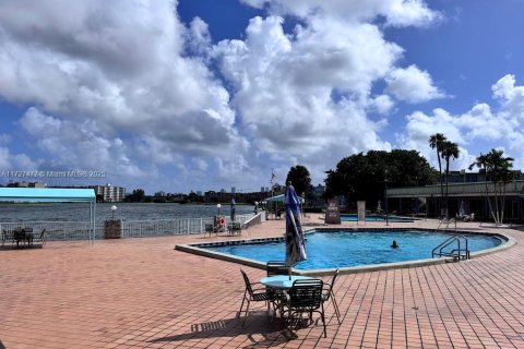 Condo in Miami, Florida, 1 bedroom  № 1935213 - photo 27