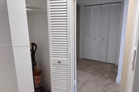 Condo in Miami, Florida, 1 bedroom  № 1935213 - photo 16