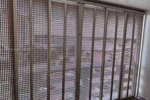 Condo in Miami, Florida, 1 bedroom  № 1935213 - photo 9