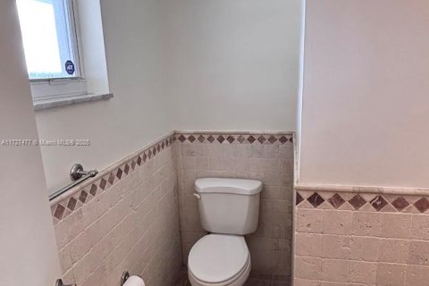 Condo in Miami, Florida, 1 bedroom  № 1935213 - photo 11