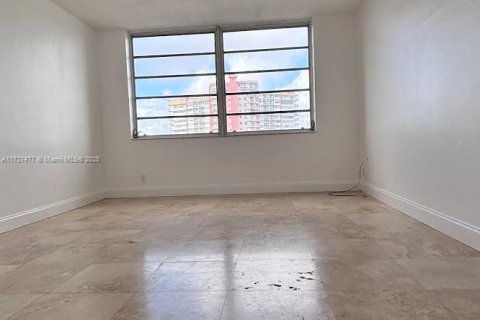 Condo in Miami, Florida, 1 bedroom  № 1935213 - photo 25