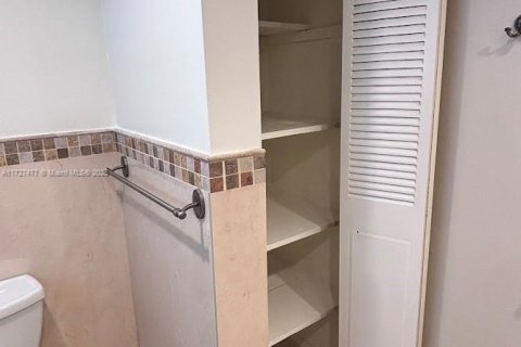 Condo in Miami, Florida, 1 bedroom  № 1935213 - photo 21