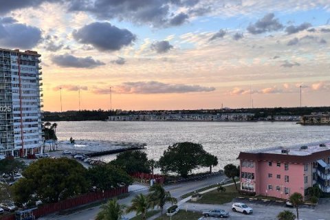 Condo in Miami, Florida, 1 bedroom  № 1935213 - photo 1
