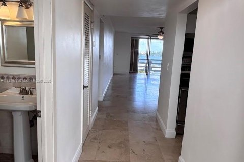 Condo in Miami, Florida, 1 bedroom  № 1935213 - photo 7