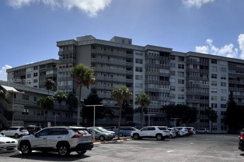Condo in Miami, Florida, 1 bedroom  № 1935213 - photo 2
