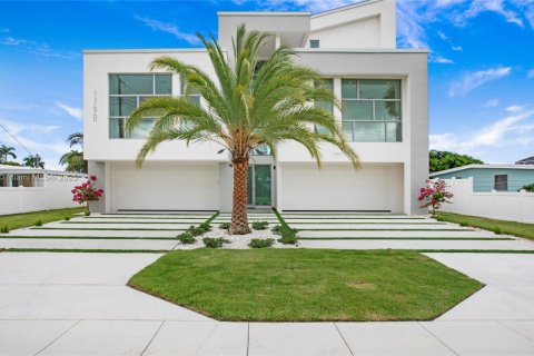 House in Naples, Florida 4 bedrooms № 1878596 - photo 1