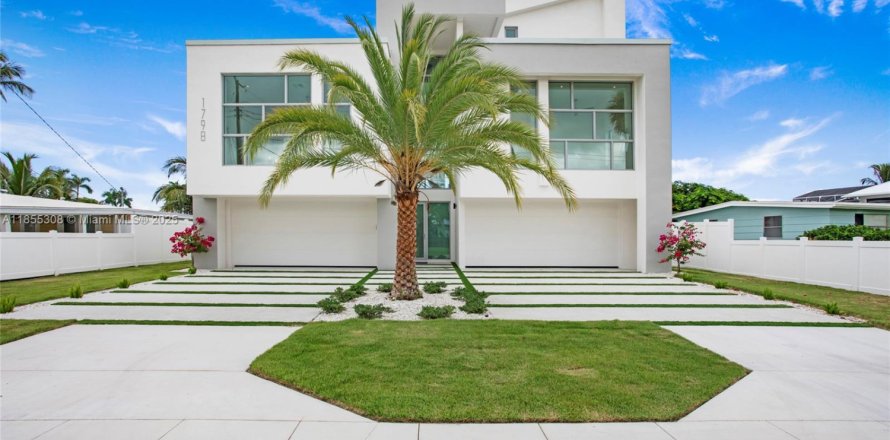 House in Naples, Florida 4 bedrooms № 1878596