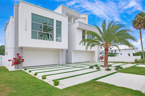 House in Naples, Florida 4 bedrooms № 1878596 - photo 2