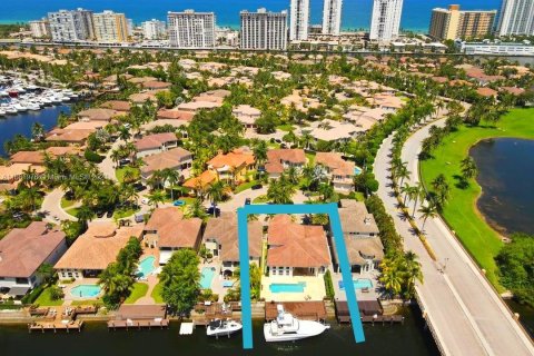 House in Hollywood, Florida 4 bedrooms, 365.29 sq.m. № 1694856 - photo 6