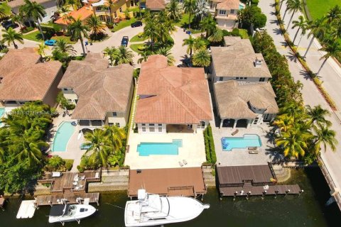 House in Hollywood, Florida 4 bedrooms, 365.29 sq.m. № 1694856 - photo 9