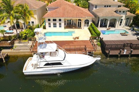 House in Hollywood, Florida 4 bedrooms, 365.29 sq.m. № 1694856 - photo 1
