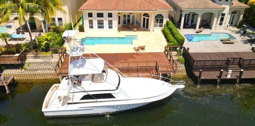 House in Hollywood, Florida 4 bedrooms, 365.29 sq.m. № 1694856
