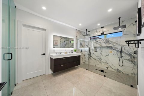 House in Miami, Florida 4 bedrooms, 218.88 sq.m. № 1765040 - photo 24