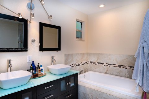 Casa en alquiler en Fort Lauderdale, Florida, 4 dormitorios, 201.6 m2 № 1942354 - foto 10