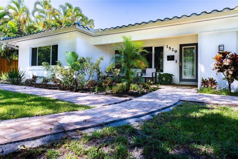 Casa en alquiler en Fort Lauderdale, Florida, 4 dormitorios, 201.6 m2 № 1942354 - foto 1