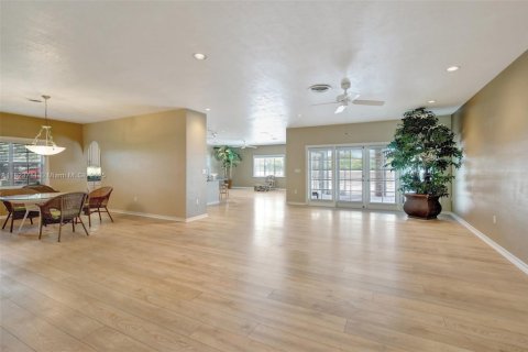 House in Pembroke Pines, Florida 3 bedrooms, 237.37 sq.m. № 1790961 - photo 15