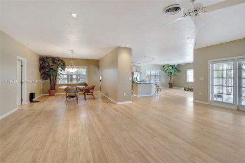 House in Pembroke Pines, Florida 3 bedrooms, 237.37 sq.m. № 1790961 - photo 16