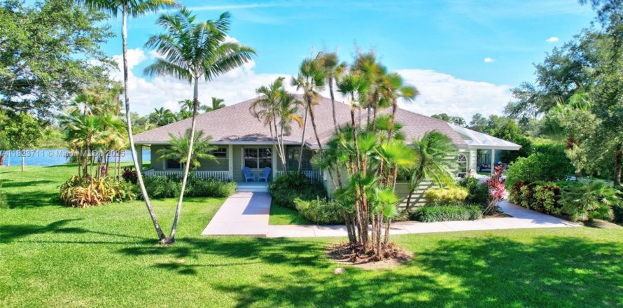 House in Pembroke Pines, Florida 3 bedrooms, 237.37 sq.m. № 1790961