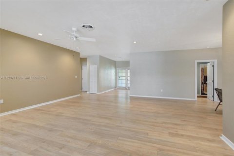 House in Pembroke Pines, Florida 3 bedrooms, 237.37 sq.m. № 1790961 - photo 18