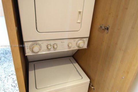 Купить кондоминиум в Бэл-Харбор, Флорида 2 спальни, 98.1м2, № 2052517 - фото 23