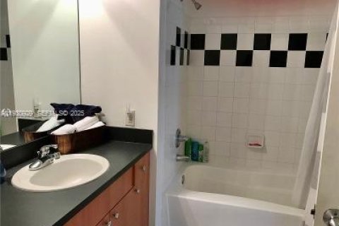 Condo in Miami Beach, Florida, 2 bedrooms № 1989717 - photo 5