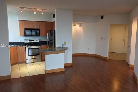 Condo in Miami Beach, Florida, 2 bedrooms № 1989717 - photo 4