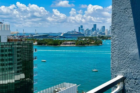 Condo in Miami Beach, Florida, 2 bedrooms № 1989717 - photo 10