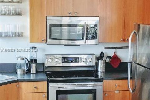 Condo in Miami Beach, Florida, 2 bedrooms № 1989717 - photo 2