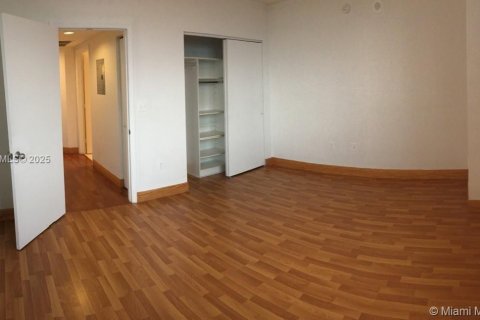 Condo in Miami Beach, Florida, 2 bedrooms № 1989717 - photo 3