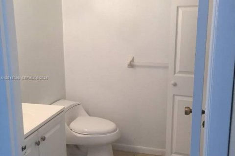 Снять в аренду таунхаус в Катлер-Бей, Флорида 3 спальни, 135.45м2, № 2085247 - фото 7