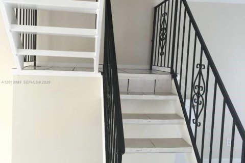 Снять в аренду таунхаус в Катлер-Бей, Флорида 3 спальни, 135.45м2, № 2085247 - фото 9