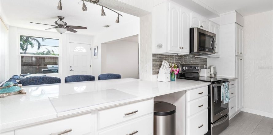 House in Cape Canaveral, Florida 3 bedrooms, 140.75 sq.m. № 1137747