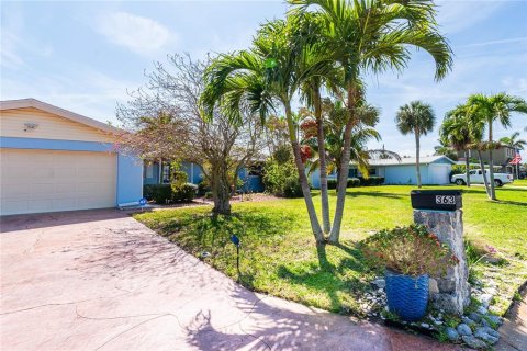 House in Cape Canaveral, Florida 3 bedrooms, 140.75 sq.m. № 1137747 - photo 2