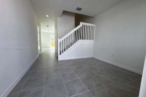 Снять в аренду таунхаус в Хомстед, Флорида 4 спальни, 162.21м2, № 1983969 - фото 2