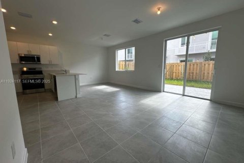 Снять в аренду таунхаус в Хомстед, Флорида 4 спальни, 162.21м2, № 1983969 - фото 9