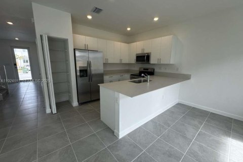 Снять в аренду таунхаус в Хомстед, Флорида 4 спальни, 162.21м2, № 1983969 - фото 7