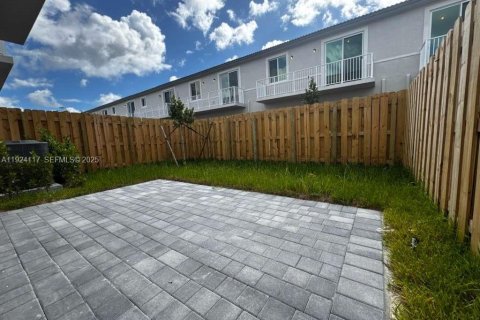Снять в аренду таунхаус в Хомстед, Флорида 4 спальни, 162.21м2, № 1983969 - фото 12