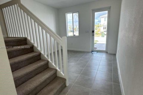 Снять в аренду таунхаус в Хомстед, Флорида 4 спальни, 162.21м2, № 1983969 - фото 4