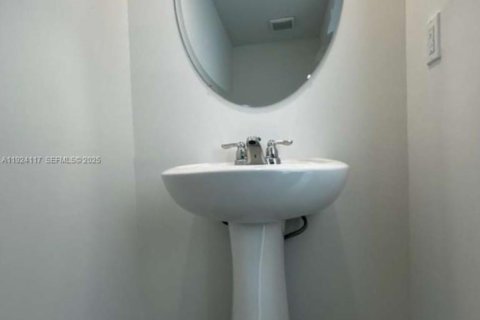 Снять в аренду таунхаус в Хомстед, Флорида 4 спальни, 162.21м2, № 1983969 - фото 6