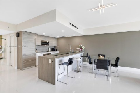Condo in Sunny Isles Beach, Florida, 2 bedrooms  № 1623567 - photo 12