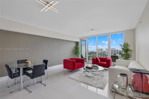 Condo in Sunny Isles Beach, Florida, 2 bedrooms  № 1623567 - photo 2