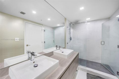 Condo in Sunny Isles Beach, Florida, 2 bedrooms  № 1623567 - photo 24
