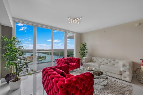 Condo in Sunny Isles Beach, Florida, 2 bedrooms  № 1623567 - photo 1