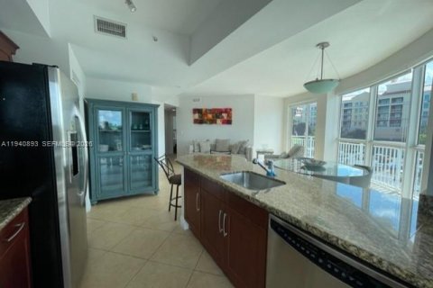 Condo in Miami, Florida, 2 bedrooms  № 1998045 - photo 5