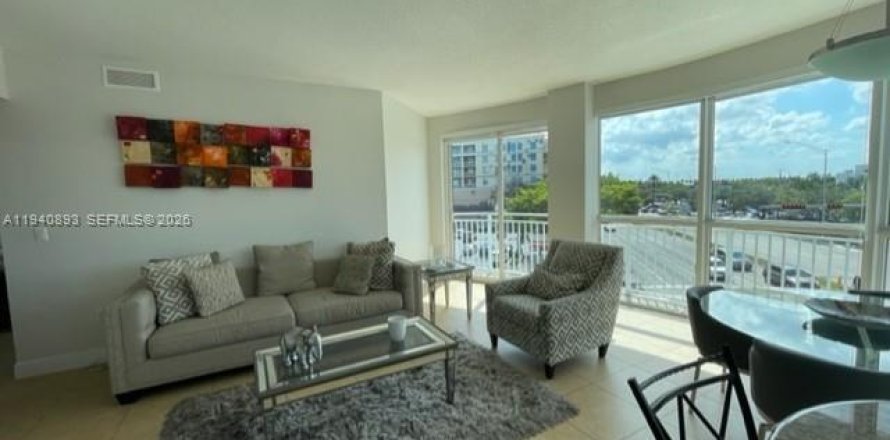 Condo in Miami, Florida, 2 bedrooms  № 1998045