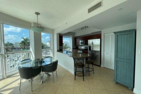 Condo in Miami, Florida, 2 bedrooms  № 1998045 - photo 7