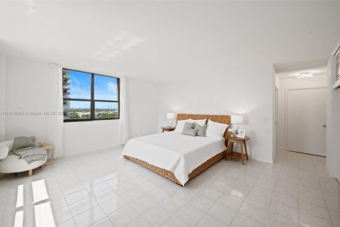 Condo in Bal Harbour, Florida, 2 bedrooms  № 1779524 - photo 13
