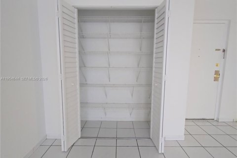 Copropriété à louer à Miami, Floride: 3 chambres, 117.61 m2 № 2008410 - photo 18