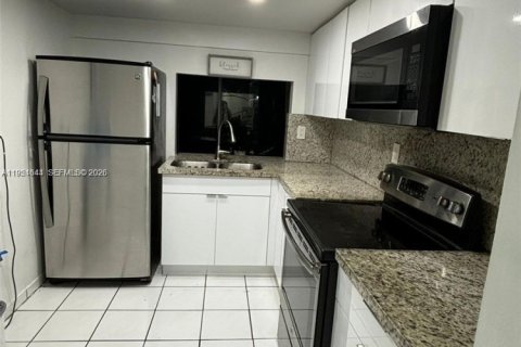 Copropriété à louer à Miami, Floride: 3 chambres, 117.61 m2 № 2008410 - photo 2