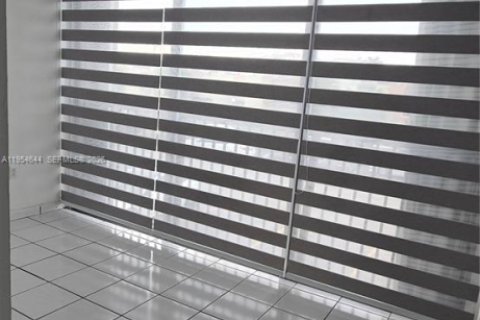 Copropriété à louer à Miami, Floride: 3 chambres, 117.61 m2 № 2008410 - photo 4